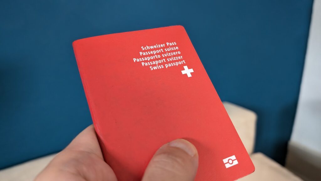Schweizer Reisepass mit NFC-Chip-Symbol unten rechts